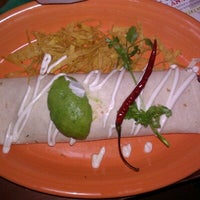 Foto tomada en La Parrilla Mexican Restaurant  por Lillian D. el 6/23/2012