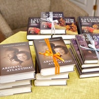 Foto tirada no(a) Grāmatu salons &amp;quot;ATĒNA&amp;quot; por Māris J. em 3/11/2012