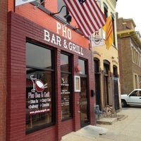 Foto tomada en Pho Bar &amp; Grill DC  por Regi W. el 9/2/2012