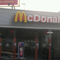 รูปภาพถ่ายที่ McDonald&amp;#39;s โดย Henry d. เมื่อ 11/23/2011