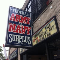 8/21/2012 tarihinde Yosephziyaretçi tarafından Federal Army and Navy Surplus'de çekilen fotoğraf