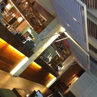 Foto diambil di Zinc Restaurant &amp;amp; Lounge Bar oleh Robert M. pada 3/14/2012