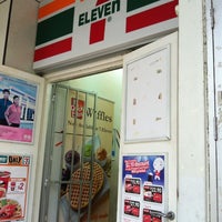 Photo taken at 7-Eleven by Dönałd ʕ •ᴥ•ʔ on 2/25/2012