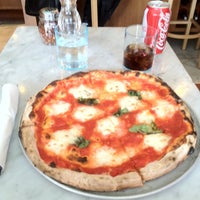 4/13/2012 tarihinde Andy N.ziyaretçi tarafından Pizza Mezzaluna'de çekilen fotoğraf