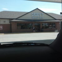 รูปภาพถ่ายที่ Casey&amp;#39;s General Store โดย Cassidy เมื่อ 7/11/2012