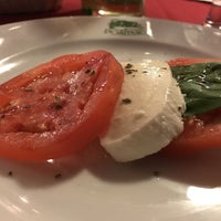 Das Foto wurde bei Positano Italian Restaurant von Positano Italian Restaurant am 8/21/2017 aufgenommen