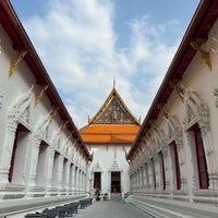 Photo taken at Wat Mahathat Yuwarajarangsarit Rajaworamahavihara by Bean on 12/16/2022
