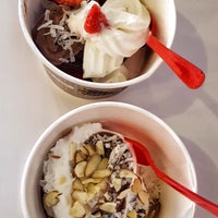Photo taken at Red Mango by Sofia B. on 8/10/2018