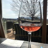 Foto tirada no(a) Afton Mountain Vineyards por Stephanie S. em 3/30/2019