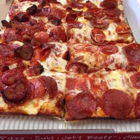Das Foto wurde bei Jet&amp;#39;s Pizza von Emily am 5/21/2014 aufgenommen