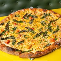 Foto diambil di Old Greg’s Pizza oleh Jacqueline R. pada 2/27/2023