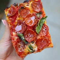 Foto tomada en Old Greg’s Pizza  por Jacqueline R. el 2/21/2022