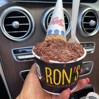Foto scattata a Ron&amp;#39;s Gourmet Ice Cream and 20th Century Bowling da Mscat il 4/10/2021