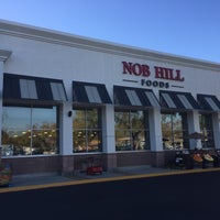 Foto tirada no(a) Nob Hill Foods por Larry G. em 10/25/2017