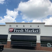 Foto tomada en D&amp;amp;W Fresh Market  por Ben R. el 6/6/2019