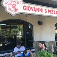 Foto diambil di Giovanni&amp;#39;s Pizza oleh Thang pada 9/6/2017