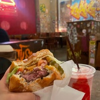 1/12/2024 tarihinde Anna T.ziyaretçi tarafından Burger Joint'de çekilen fotoğraf
