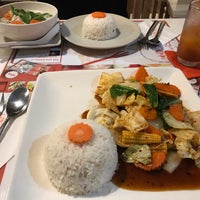 Снимок сделан в Pum Thai Restaurant &amp;amp; Cooking School пользователем Erika L. 4/21/2019