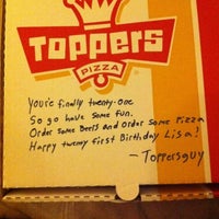รูปภาพถ่ายที่ Toppers Pizza โดย Lisa S. เมื่อ 5/5/2013