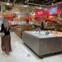Photo taken at LotteMart Wholesale by Rakhman M. on 12/25/2021