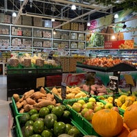 Photo taken at LotteMart Wholesale by Rakhman M. on 11/19/2022