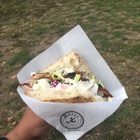 รูปภาพถ่ายที่ Kotti Berliner Döner Kebab โดย Tiffany W. เมื่อ 10/15/2017