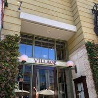 Снимок сделан в Village California Bistro &amp;amp; Wine Bar пользователем Thibault J. 10/28/2018