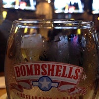 รูปภาพถ่ายที่ Bombshells Restaurant &amp;amp; Bar โดย Jason T. เมื่อ 12/5/2014