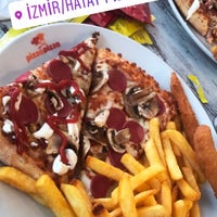 Photo taken at Pizza Pizza by Görkem Kepenekx on 10/23/2017