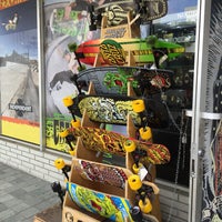 Foto tirada no(a) Santa Cruz Skate and Surf Shop por Clayton P. em 7/5/2015