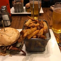 Foto tirada no(a) Broadway Burger Bar &amp; Grill por Hideki K. em 3/22/2018
