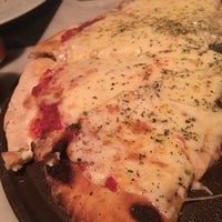 Foto diambil di Pizza Cero oleh Lady Lochi Mochi pada 12/24/2017