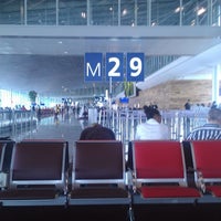 Photo taken at Gate M29 by 辛格文 on 7/28/2013