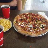 Photo taken at Pizza Pizza by Eriş D. on 9/12/2017