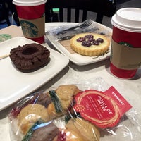 Photo taken at Starbucks by Hector G. on 12/17/2014