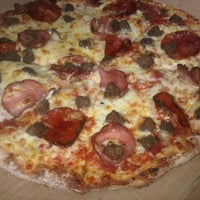 Foto scattata a Naked Pizza da Kevin O. il 12/15/2012