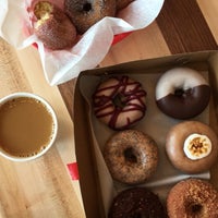 Foto diambil di Federal Donuts oleh Esteicy pada 7/9/2017