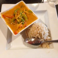 Foto scattata a Red Koi Thai &amp; Sushi Lounge da Esteicy il 7/27/2015