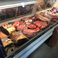 รูปภาพถ่ายที่ The Local Butcher and Market โดย Mark L. เมื่อ 12/14/2019