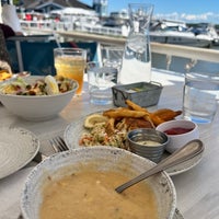 Photo taken at Vola’s Dockside Grill and Hi-Tide Lounge by Docwynn on 9/26/2022