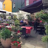 Foto tomada en Amici Italian Restaurant, Courtyard &amp;amp; Wine Bar  por Houman M. el 8/7/2013