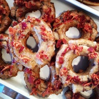 12/14/2013에 Christine M.님이 Kettle Glazed Doughnuts에서 찍은 사진