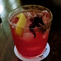 Foto tirada no(a) Oliveria Cocktail Bar por Chio I. em 4/16/2022