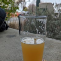 Foto tirada no(a) Three Sheets Craft Beer Bar por Ben F. em 3/19/2023