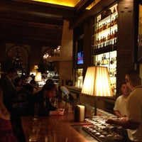 11/7/2012 tarihinde MsDrefromtheBayziyaretçi tarafından OAK Long Bar + Kitchen'de çekilen fotoğraf