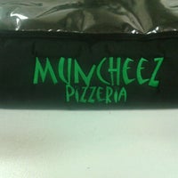 Foto tomada en Muncheez Pizzeria  por Denny E. el 10/17/2012