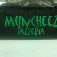 Das Foto wurde bei Muncheez Pizzeria von Denny E. am 10/17/2012 aufgenommen
