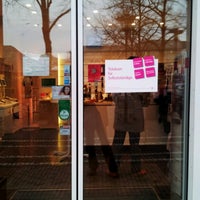 รูปภาพถ่ายที่ Telekom Shop โดย arne b. เมื่อ 4/8/2013