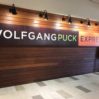 Foto tirada no(a) Wolfgang Puck Express por R C. em 10/20/2018