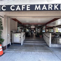 Foto scattata a Zinc Café &amp;amp; Market da R C. il 3/16/2024